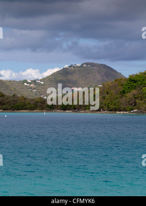 In der Ferne aus Waterlemon Bay, St. John's, US Virgin Islands Tortola Stockfoto