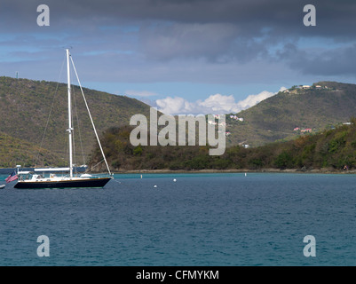 Gesehen von Waterlemon Bay, mit einem Segelboot, festgemacht an der Waterlemon Bay, St. John's, US Virgin Islands Tortola Stockfoto