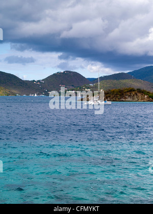 Gesehen von Waterlemon Bay, mit einem Segelboot, festgemacht an der Waterlemon Bay, St. John's, US Virgin Islands Tortola Stockfoto