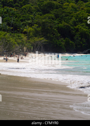 Menschen genießen Sie Sonne & Surfen im Cinnamon Bay, St. John's, US Virgin Islands Stockfoto