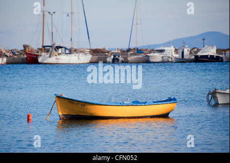 Gelbe Schlauchboot vertäut im Hafen von Piso Livadi, auf den griechischen Kykladen-Insel Paros. Stockfoto