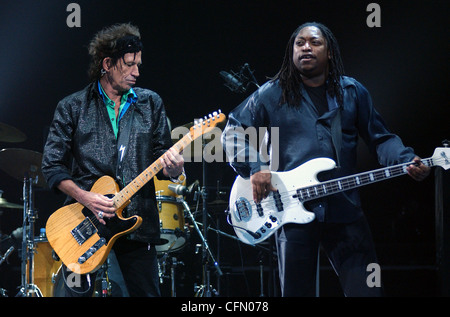 Keith Richards und Daryl Jones führen mit den Rolling Stones in Boston. Stockfoto