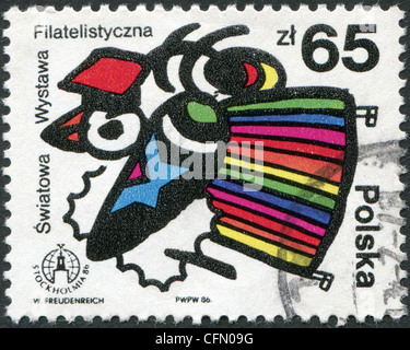 Eine Briefmarke gedruckt in Polen, STOCKHOLMIA 86, gewidmet zeigt Taube mit einem polnischen folk Motiv und eine Karte von Schweden, ca. 1986 Stockfoto