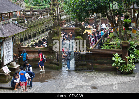 Touristen bei einer religiösen Zeremonie in Wasser Tempel Pura Tirta Empul, Bali, Südsee, Indonesien, Südostasien, Asien. Stockfoto