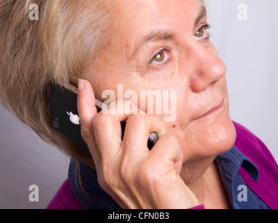 Nahaufnahme von Reife Frau mit iPhone Stockfoto