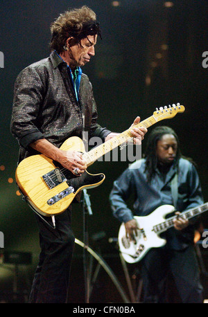 Keith Richards und Daryl Jones führen mit den Rolling Stones in Boston. Stockfoto