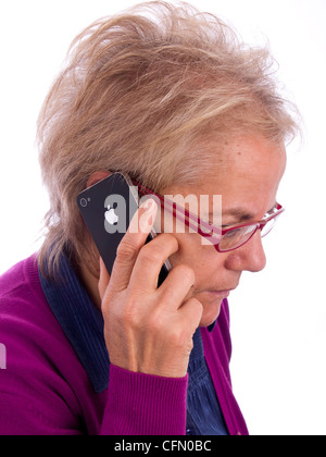 Nahaufnahme von Reife Frau mit roten Brille im Gespräch auf dem iPhone Stockfoto