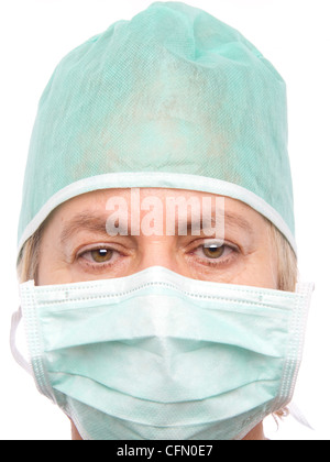 Nahaufnahme Portrait des mittleren gealterten Ärztin mit Mundschutz isoliert auf weißem Hintergrund Stockfoto