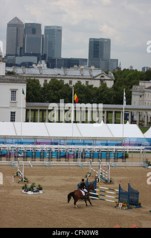 Springreiter bei der Womens moderner Fünfkampf im Greenwich Park als Teil der London 2012 Serie bereitet Stockfoto