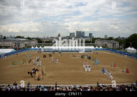 Springreiten bei Womens moderner Fünfkampf im Greenwich Park als Teil der London 2012 Serie bereitet. Stockfoto