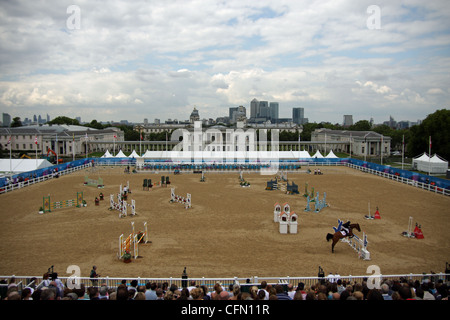 Springreiten bei Womens moderner Fünfkampf im Greenwich Park als Teil der London 2012 Serie bereitet. Stockfoto