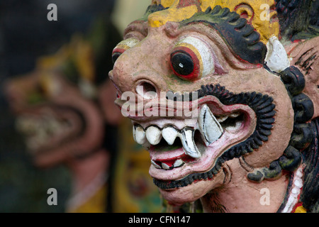 Balinesische geschnitzt Steinstatue des Garuda in Hindu-Tempel, Ubud, Bali Indonesien, Südpazifik, Asien. Stockfoto