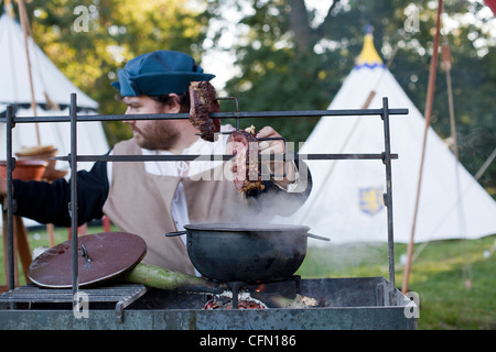 Spieß braten Rindfleisch im Freien am lebenden Geschichte Feldlager Stockfoto