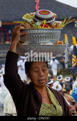 Mädchen bringen Opfergaben an einer religiösen Zeremonie in Bali, South Pacific, Indonesien, Südostasien, Asien. Stockfoto