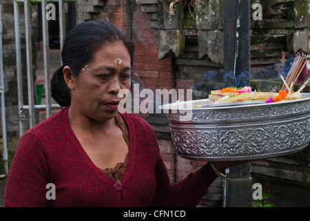 Frau Angebote an einer religiösen Zeremonie in Bali, South Pacific, Indonesien, Südostasien, Asien zu bringen. Stockfoto