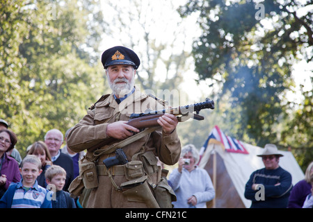 Demonstration der Lanchester-Maschinenpistole, verwendet durch britische Armee im zweiten Weltkrieg Stockfoto