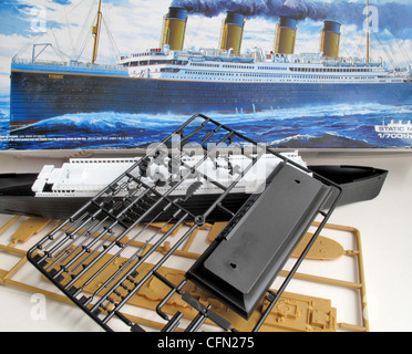 Ein Kit-Modell und die unmontiert Teile der Titanic Schiff. Stockfoto