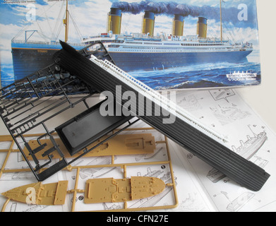 Ein Kit-Modell und die unmontiert Teile der Titanic Schiff. Stockfoto