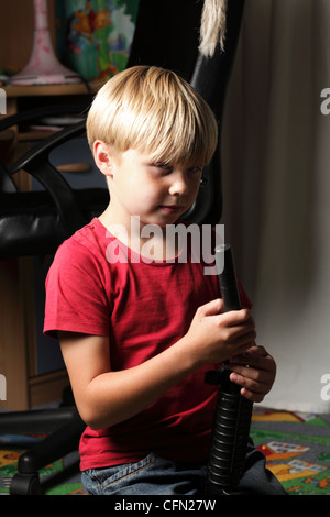 Junge Krieger, Soldat, schießen, Gewehr, Spielzeug Stockfoto