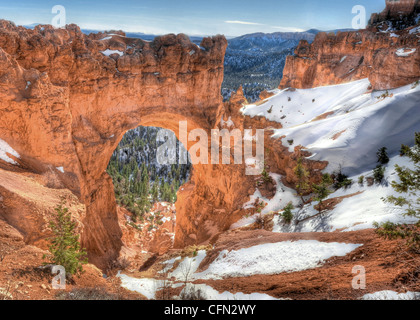 Bryce Canyon, Utah, USA - Natural Stone Bridge / Arch im Winter mit Schnee Stockfoto