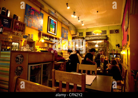 Valparaiso-Restaurant-Cafe Vinilo Braut ihr eigenes Bier, Cerro Alegre, das ist jetzt besser bekannt als das Restaurant. Stockfoto