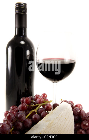 Bild einer Flasche Rotwein und einige Brie und Weintraube Stockfoto