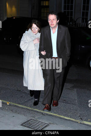 Kevin Whately mit seiner Frau Madelaine Newton auf der BBC Radio 1 Cover Party statt im Claridge es. London, England - 17.01.12, Stockfoto