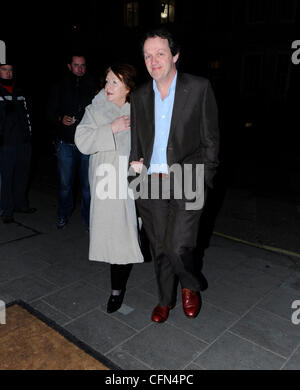 Kevin Whately mit seiner Frau Madelaine Newton auf der BBC Radio 1 Cover Party statt im Claridge es. London, England - 17.01.12, Stockfoto