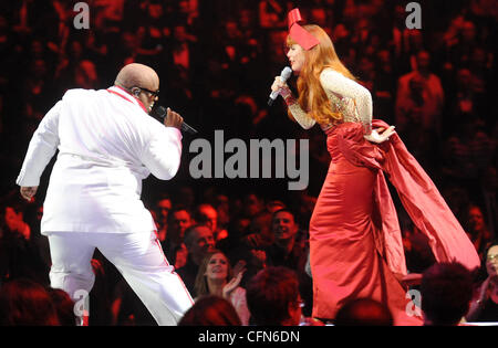 CEE-Lo Green und Paloma Faith durchführen, die BRIT Awards 2011 in der O2 Arena - innen London, England - 15.02.11 Stockfoto