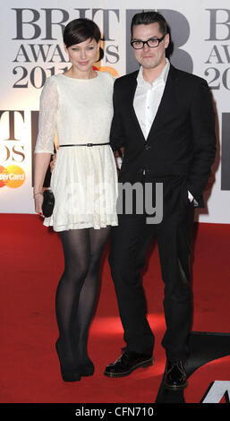 Emma Willis und Matt Willis der BRIT Awards 2011 in der O2 Arena - London, England eingetroffen - 15.02.11 Stockfoto