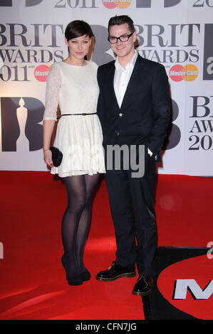 Emma und Matt Willis der BRIT Awards 2011 in der O2 Arena - London, England eingetroffen - 15.02.11 Stockfoto