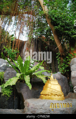 Reduzierte Kopie der Golden Mount Temple am Eingang. Stockfoto