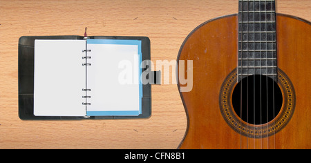 Klassische Gitarre mit leeren Leder organizer Stockfoto