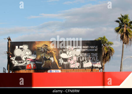 Britische Graffiti-Künstler Banksy eine Hollywood-Plakatwand mit trifft ein Stück mit dem Titel "Living The Dream", die Disneys Mickey und Minnie Mouse genießen die zwielichtige Seite von der Stadt-High-Life umfasst. Der Künstler bestätigt, dass das Stück durch die Platzierung legitim war Stockfoto