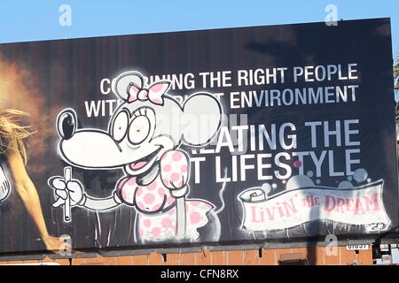 Britische Graffiti-Künstler Banksy eine Hollywood-Plakatwand mit trifft ein Stück mit dem Titel "Living The Dream", die Disneys Mickey und Minnie Mouse genießen die zwielichtige Seite von der Stadt-High-Life umfasst. Der Künstler bestätigt, dass das Stück durch die Platzierung legitim war Stockfoto