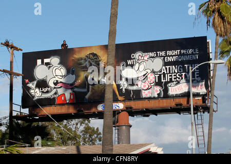 Britische Graffiti-Künstler Banksy eine Hollywood-Plakatwand mit trifft ein Stück mit dem Titel "Living The Dream", die Disneys Mickey und Minnie Mouse genießen die zwielichtige Seite von der Stadt-High-Life umfasst. Der Künstler bestätigt, dass das Stück durch die Platzierung legitim war Stockfoto