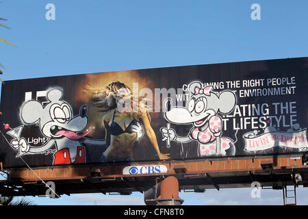 Britische Graffiti-Künstler Banksy eine Hollywood-Plakatwand mit trifft ein Stück mit dem Titel "Living The Dream", die Disneys Mickey und Minnie Mouse genießen die zwielichtige Seite von der Stadt-High-Life umfasst. Der Künstler bestätigt, dass das Stück durch die Platzierung legitim war Stockfoto