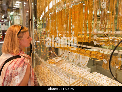 Weibliche Touristen einkaufen, Gold Souk Markt, Deira, Dubai, Vereinigte Arabische Emirate, Naher Osten Stockfoto