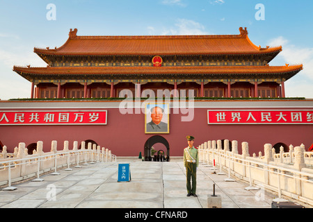 Soldat vor Tiananmen Turm und Vorsitzender Mao Porträt, Tor des himmlischen Friedens, Peking, China, Asien Stockfoto