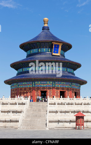 Tian Tan Komplex, Massen außerhalb des Temple of Heaven (Qinian Dian Tempel), UNESCO-Weltkulturerbe, Peking, China, Asien Stockfoto