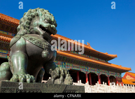 Männlicher Löwe aus Bronze, Tor der höchsten Harmonie, äußeren Gericht, Verbotene Stadt, Peking, China, Asien Stockfoto