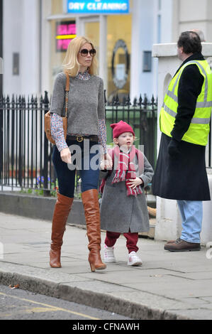 Claudia Schiffer ihre Tochter Clementine Abwurf an der Schule in London, England - 17.02.11 Stockfoto