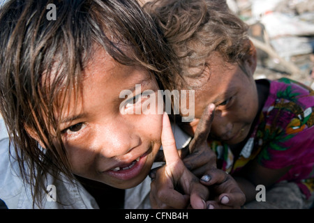 Junge und Mädchen Kinder-Arbeiter sind Searchingthrough Müll auf der Stung Meanchey Deponie in Phnom Penh, Kambodscha. Stockfoto