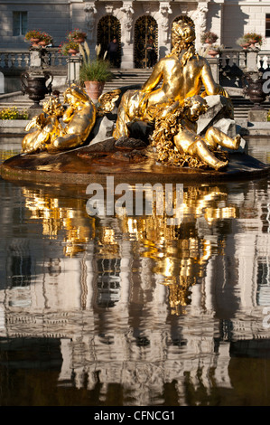 Brunnen und Reflexionen im Teich bei Linderhof Castle, Bavaria, Germany, Europe Stockfoto