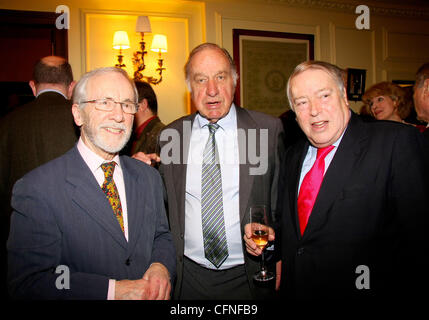 Andrew Sachs, Geoffrey Palmer und Brian MacArthur, Oldie des Jahres Awards 2011 statt bei Simpsons im Londoner Strand - innen.  London, England - 10.02.11, Stockfoto