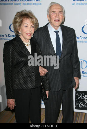 Kirk Douglas mit Frau Anne Douglas 14. jährlichen unvergesslichen Abend Bevefitting EIF ist Frauen Cancer Research Fund an der Beverly Wilshire Four Seasons Hotel Beverly Hills, California - 10.02.11 statt Stockfoto