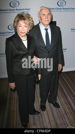 Kirk Douglas mit Frau Anne Douglas 14. jährlichen unvergesslichen Abend Bevefitting EIF ist Frauen Cancer Research Fund an der Beverly Wilshire Four Seasons Hotel Beverly Hills, California - 10.02.11 statt Stockfoto