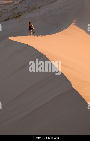 Frau zu Fuß durch Kelso Dünen, Mojave-Wüste National Reserve, California, Vereinigte Staaten von Amerika, Nordamerika Stockfoto