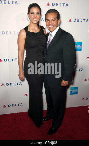 Bürgermeister von LA Antonio Villaraigosa und Freundin Lu Parker A Celebration of LA Musikindustrie bei Getty Haus Los Angeles Kalifornien - 10.02.11 Stockfoto