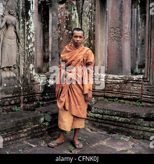 Buddhistischer Mönch in Ruinen der Tempel Bayon Stockfoto